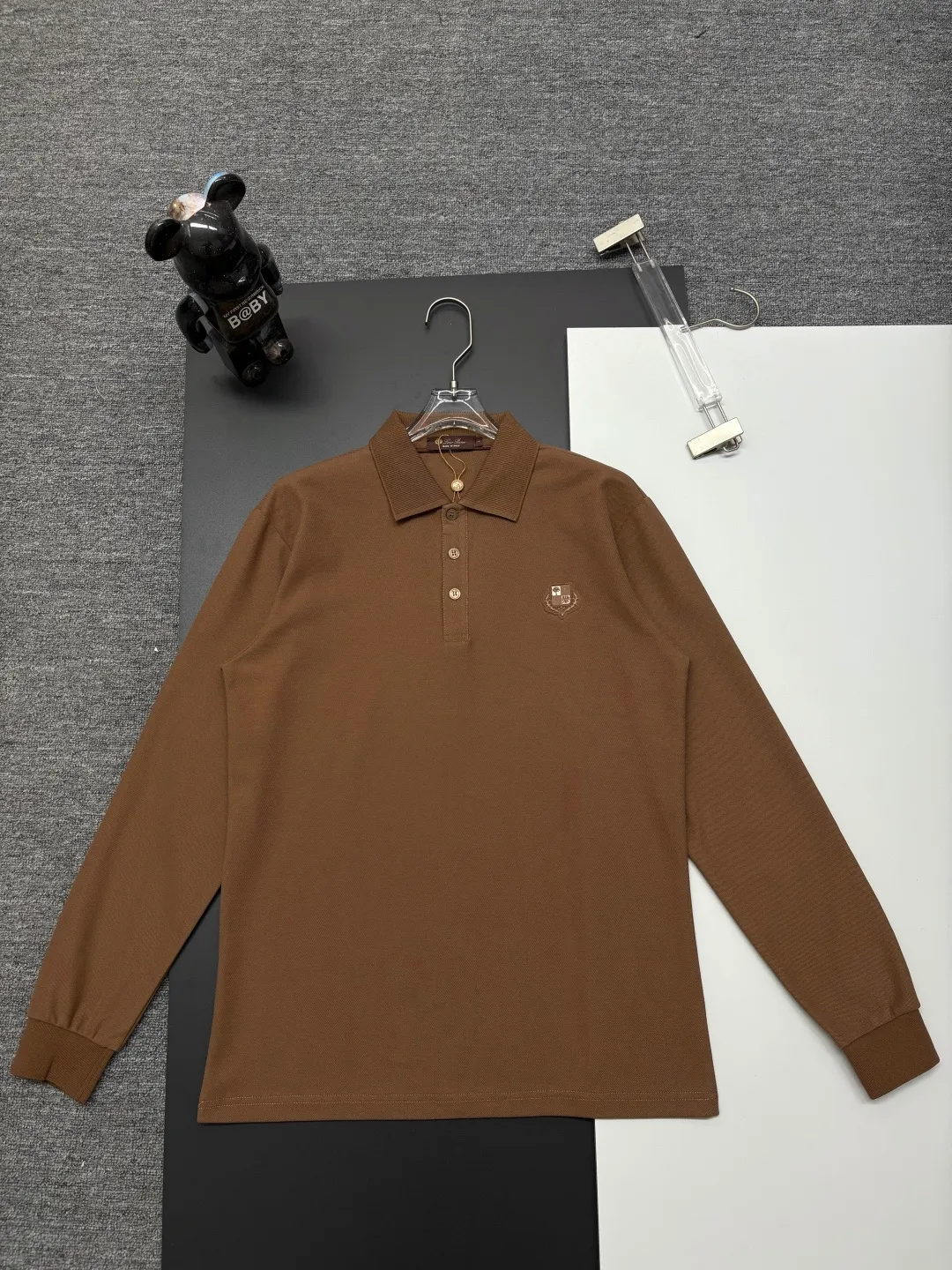 Loro Piana New Arrival embroidered long-sleeved Polo shirt. Original fabric. Official Same Style. Made of pure cotton pique fabric, customized in the same vat. It feels very comfortable and smooth. The version is very wide and stylish. Produced by the first-line brand Factory. Imported Behringer embroidery machine. The embroidery is full and textured. The collar rib is woven with imported yarn. It does not deform after long-term wear. The most New Arrival style in autumn and winter. Fashionable and individual. Super Versatile and good-looking. It is very suitable for both men and women. It is a must-have for everyone. Color: Black White Khaki Size: M-3XL